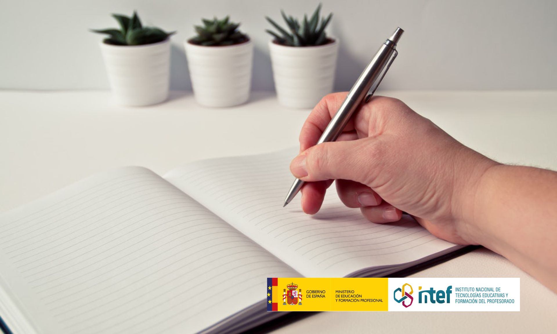 Imagen decorativa. Una mano escribiendo en una libreta